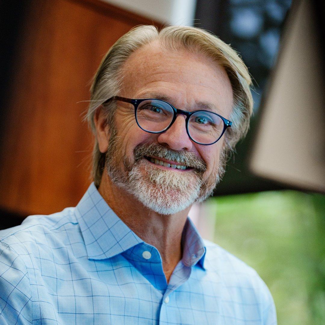 Porträt von Jim Freeman lächelnd.