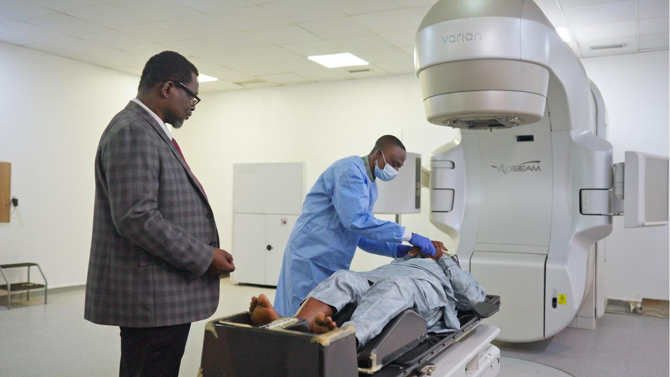 Medizinisches Personal bereitet einen Patienten mit einem Varian-Bestrahlungssystem auf die Strahlentherapie vor.