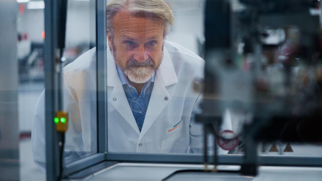 Jim Freeman schaut sich einen Roboterarm der Automatisierungsspur an.