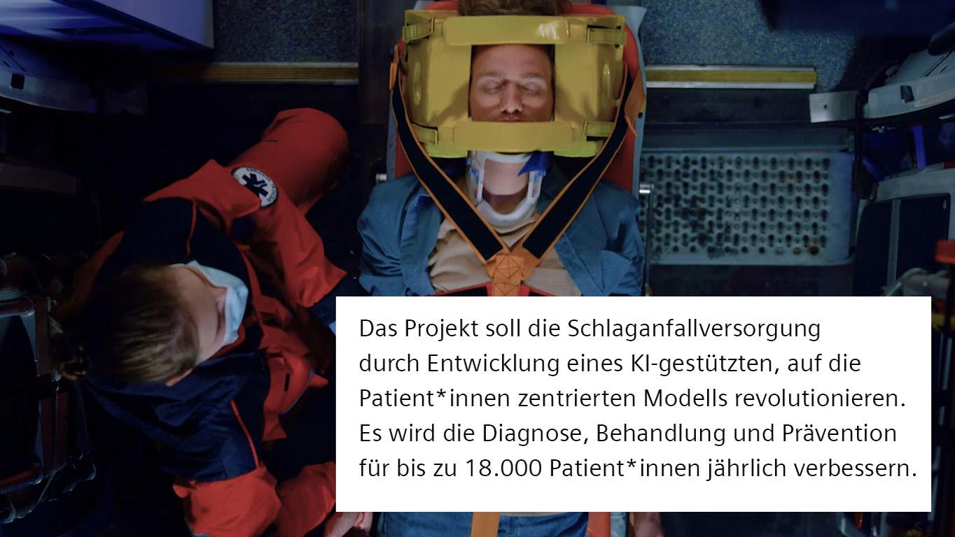 Ein Patient und Rettungssanitäterin in einem Krankenwagen. Das Projekt soll die Schlaganfallversorgung durch Entwicklung eines KI-gestützten, auf die Patient*innen zentrierten Modells revolutionieren. Es wird die Diagnose, Behandlung und Prävention für bis zu 18.000 Patient*innen jährlich verbessern.