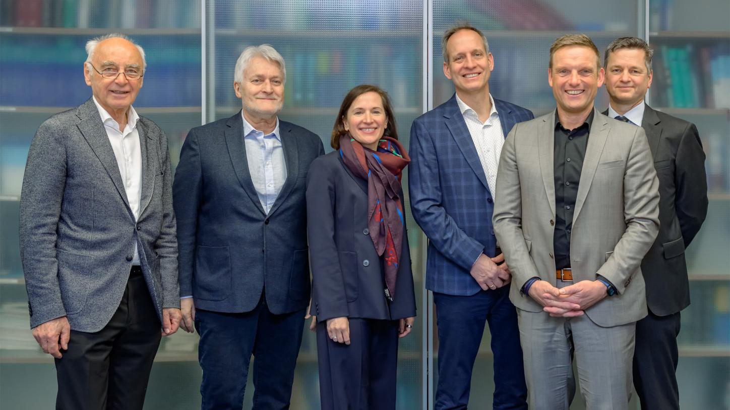 Die „Foundation for Sustainable Healthcare“ fördert die Forschung am Uniklinikum Erlangen über die nächsten fünf Jahre. Anlässlich der neuen Vereinbarung kamen heute zusammen (v. l. n. r.): Prof. Dr. Dr. h. c. Werner Hohenberger (Vorsitzender des Stiftungsrats der Forschungsstiftung Medizin), Horst Ohlmann (Vorsitzender des Vorstands der DT Deutsche Stiftungstreuhand AG), Julia Andes (Senior Vice President Strategy and Customer Engagement Europe Middle East and Africa, Siemens Healthineers), Michael Pierer von Esch (Executive Vice President Regions Finance, Siemens Healthineers), Jörg Volleth (designierter Oberbürgermeister Erlangens) und Prof. Dr. Stephan Achenbach (Vorsitzender des Vorstands der Forschungsstiftung Medizin). Foto: Michael Rabenstein/Uniklinikum Erlangen