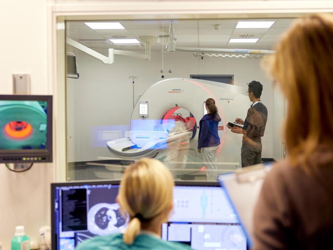 Gesundheitsfachkräfte mit einer Bildgebungsmaschine