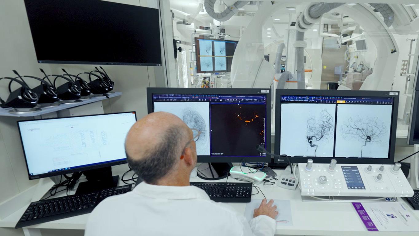 Medizinisches Personal untersucht Gefäße auf einem Computerbildschirm