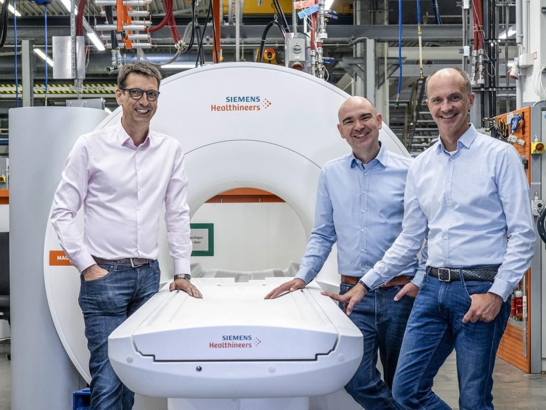Michael Uder, David Grodzki and Stephan Biber in the MRI factory in Erlangen in front of the Magnetom Free.Star 