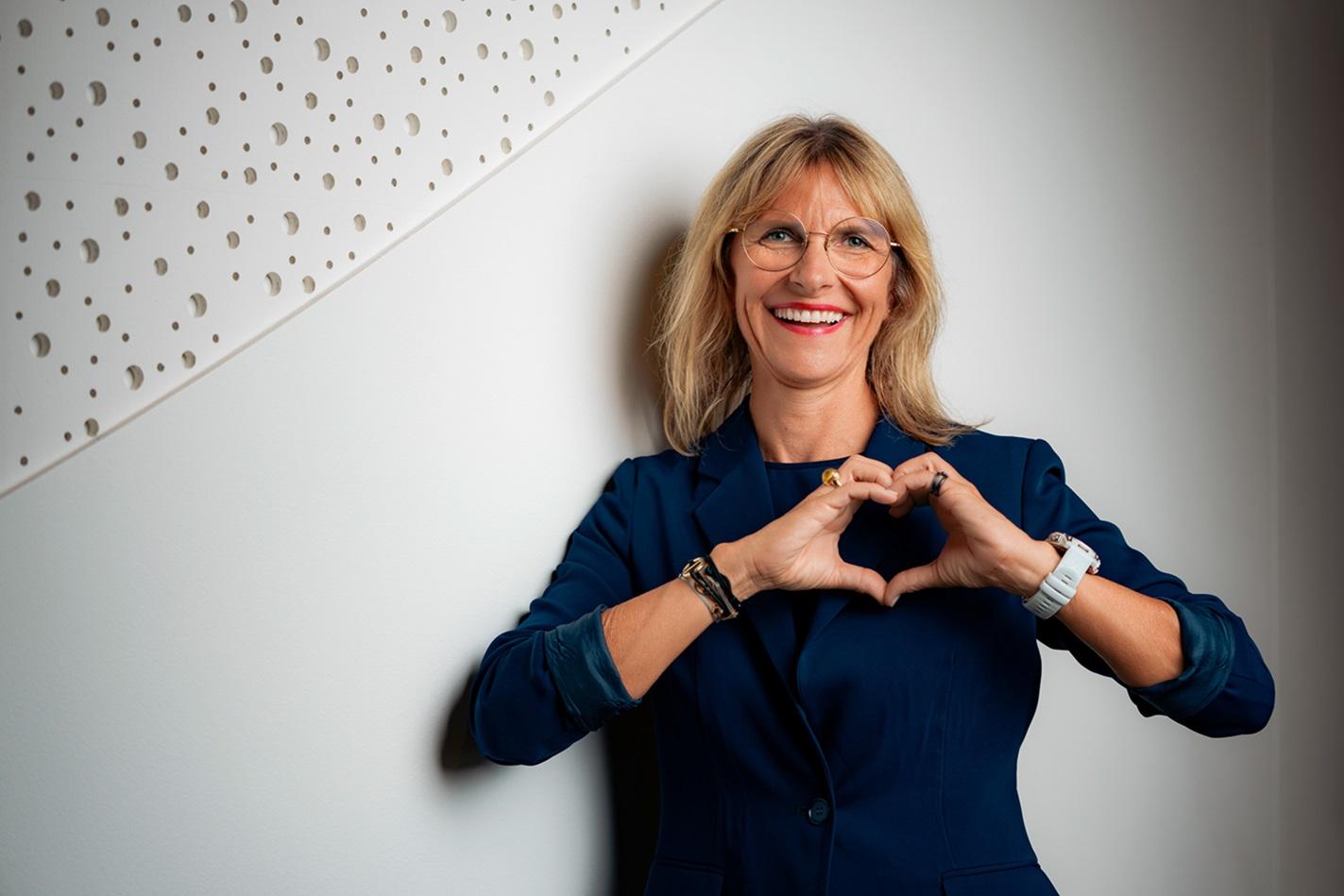 Image of Doris Pommi forming a heart with her hands
