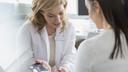 Multiple Sklerose: Ärztin im Gespräch mit einer Patientin