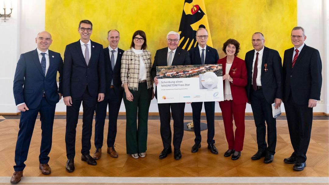 David Grodzki, Michael Uder and Stephan Biber meet the German Federal President in his office for the official announcement of the scanner donation