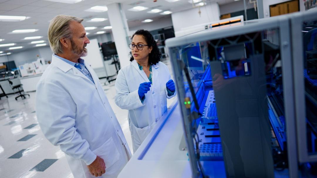 Jim Freeman und eine Kollegin unterhalten sich im Automatisierungslabor.