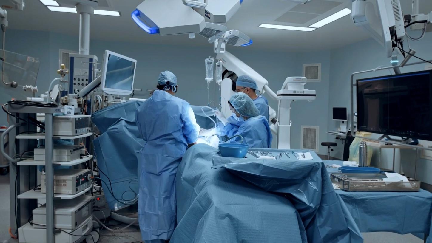 Chirurgen operieren einen Krebspatienten im Hybridraum des Hospital da Luz in Lissabon, Portugal.