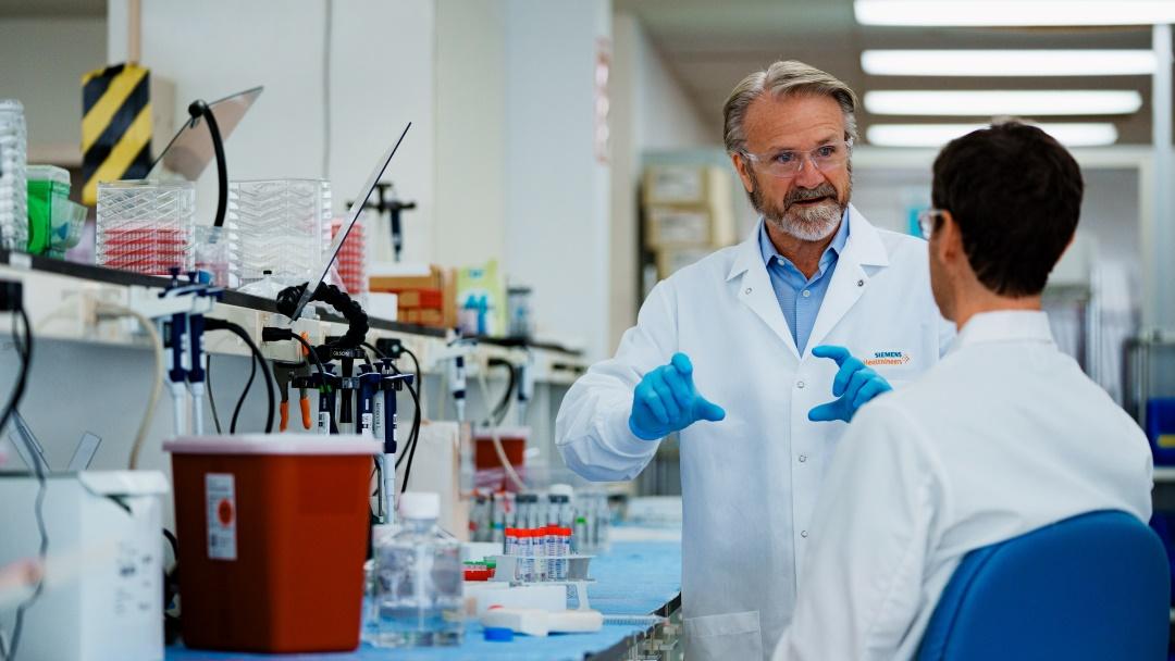 Jim Freeman und ein Kollege unterhalten sich im Labor für Testentwicklung.