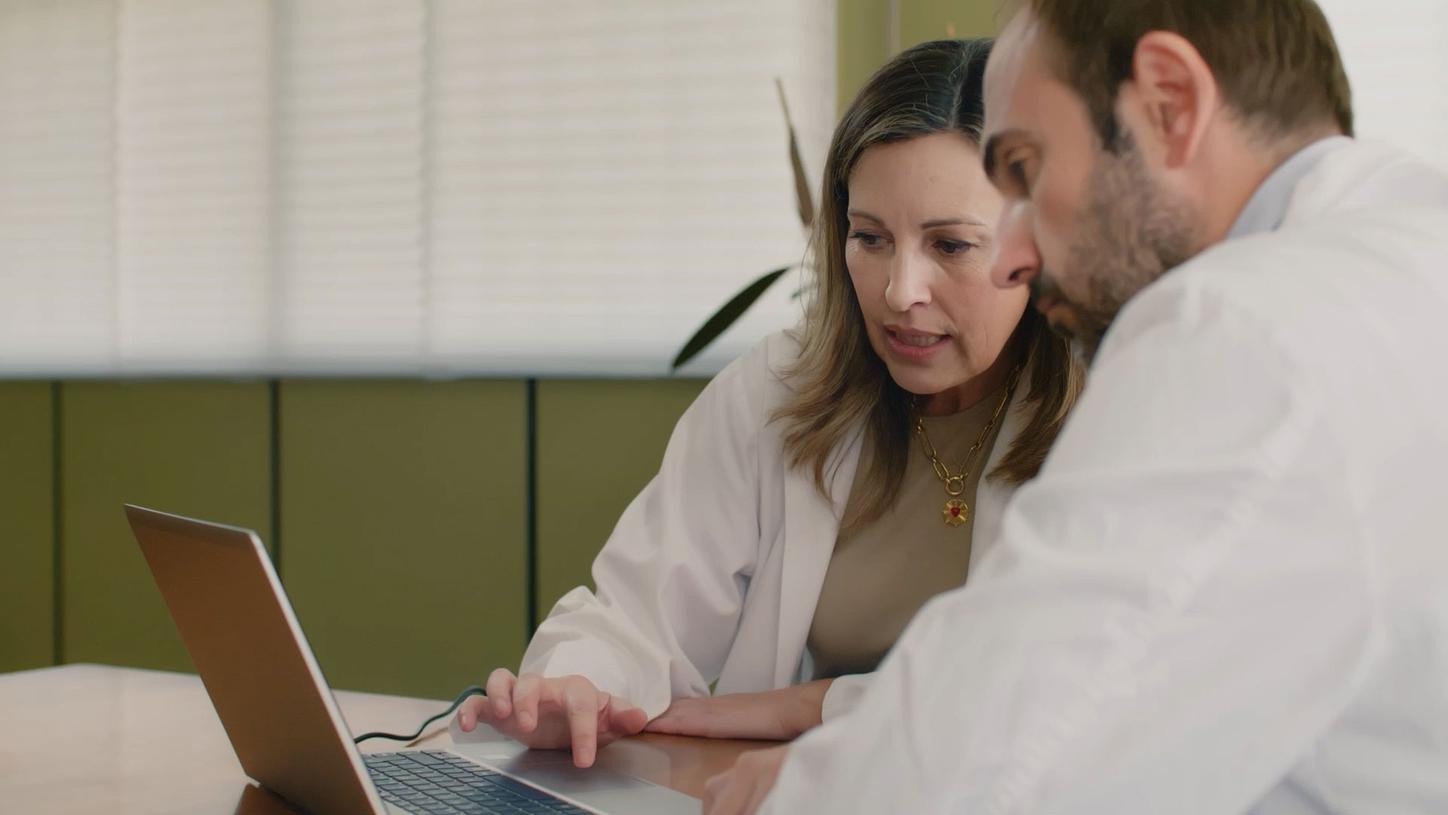 Teresa Férnandez López, MD, and Oliver Higuera Gómez, MD, are looking at an ultrasound examination