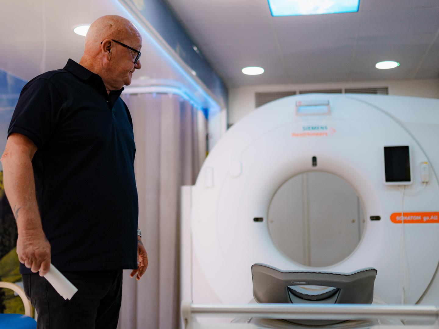 CT-Scanner in einer mobilen Screening Einheit