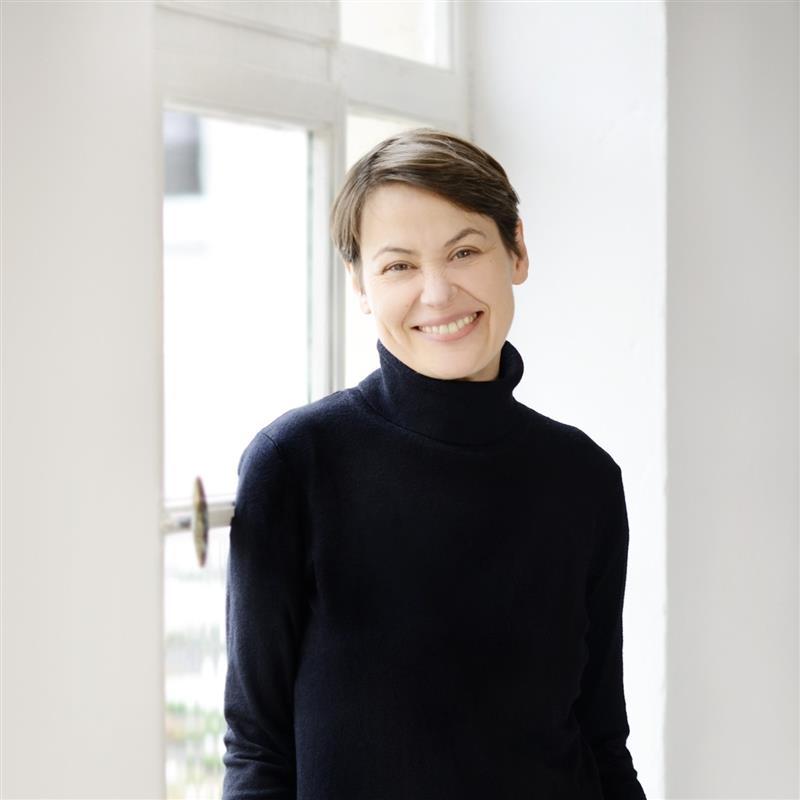 Portraitphoto of author Christine Rösch