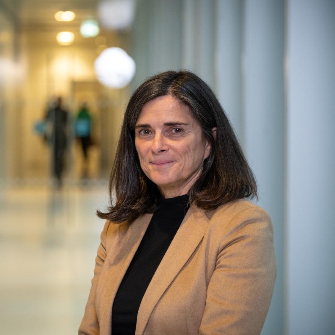 CEO of Luz Saúde, Isabel Vaz, standing in hallway of her institution.