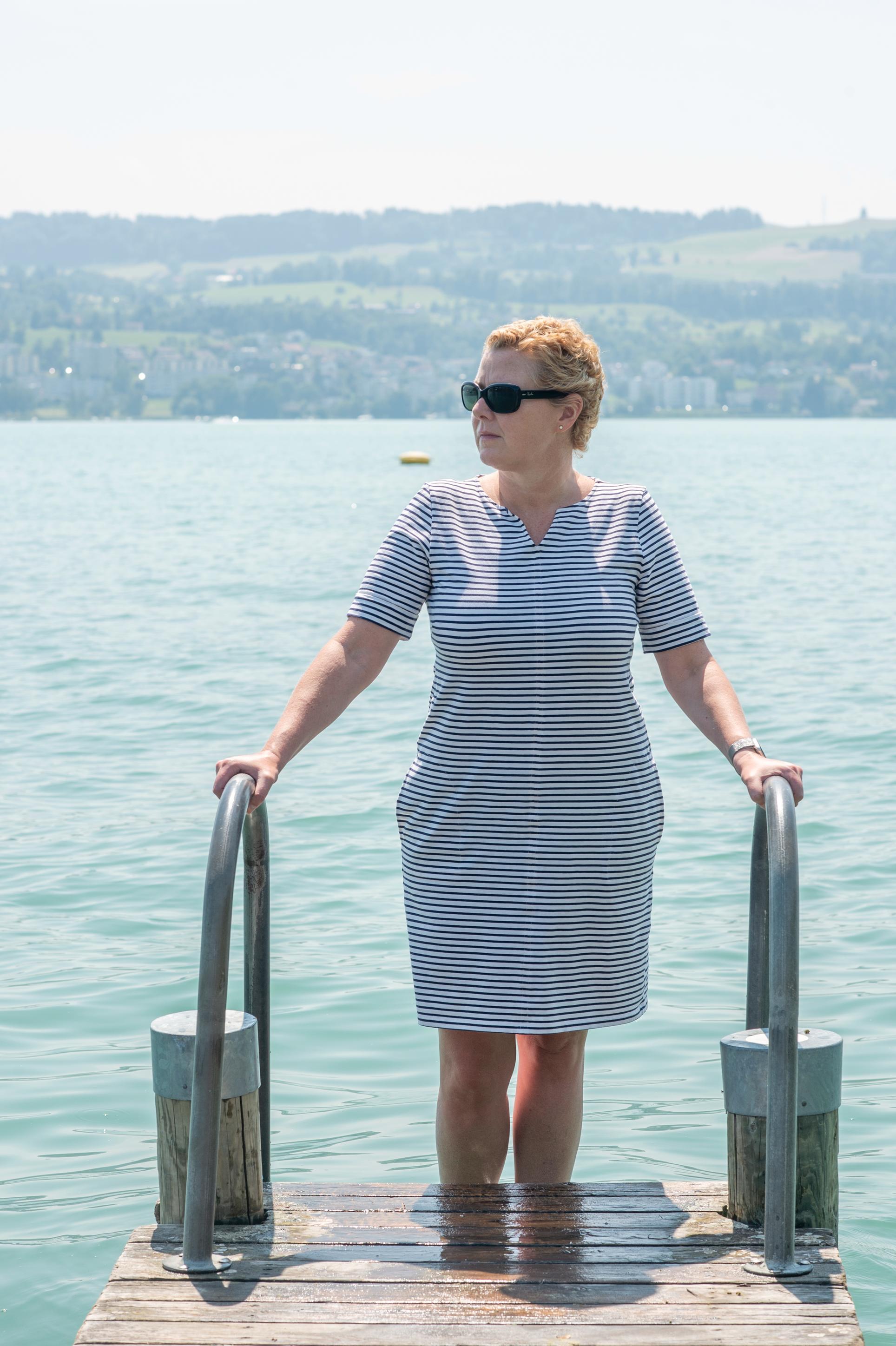 Lynette Jackson steht auf der Badeleiter am Zürichsee. Sie ist froh, dass ihr Tumor früh erkannt wurde.