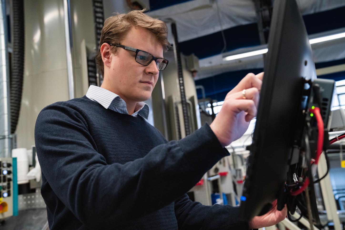 Andreas Fischer checks the pressure curve during the potting process.