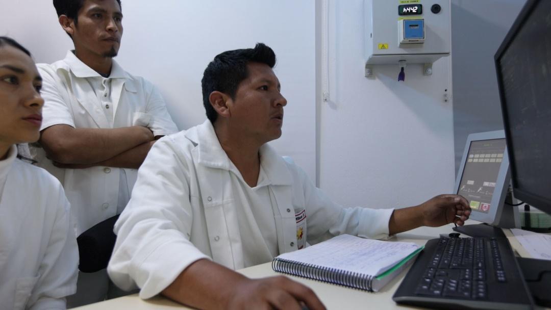 The team of Diospi Suyana is looking at the medical images of the MRI scan