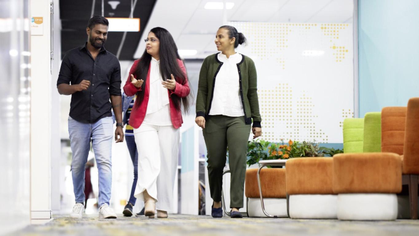 Drei Healthineers gehen durch eine unserer Geschäftsstellen.