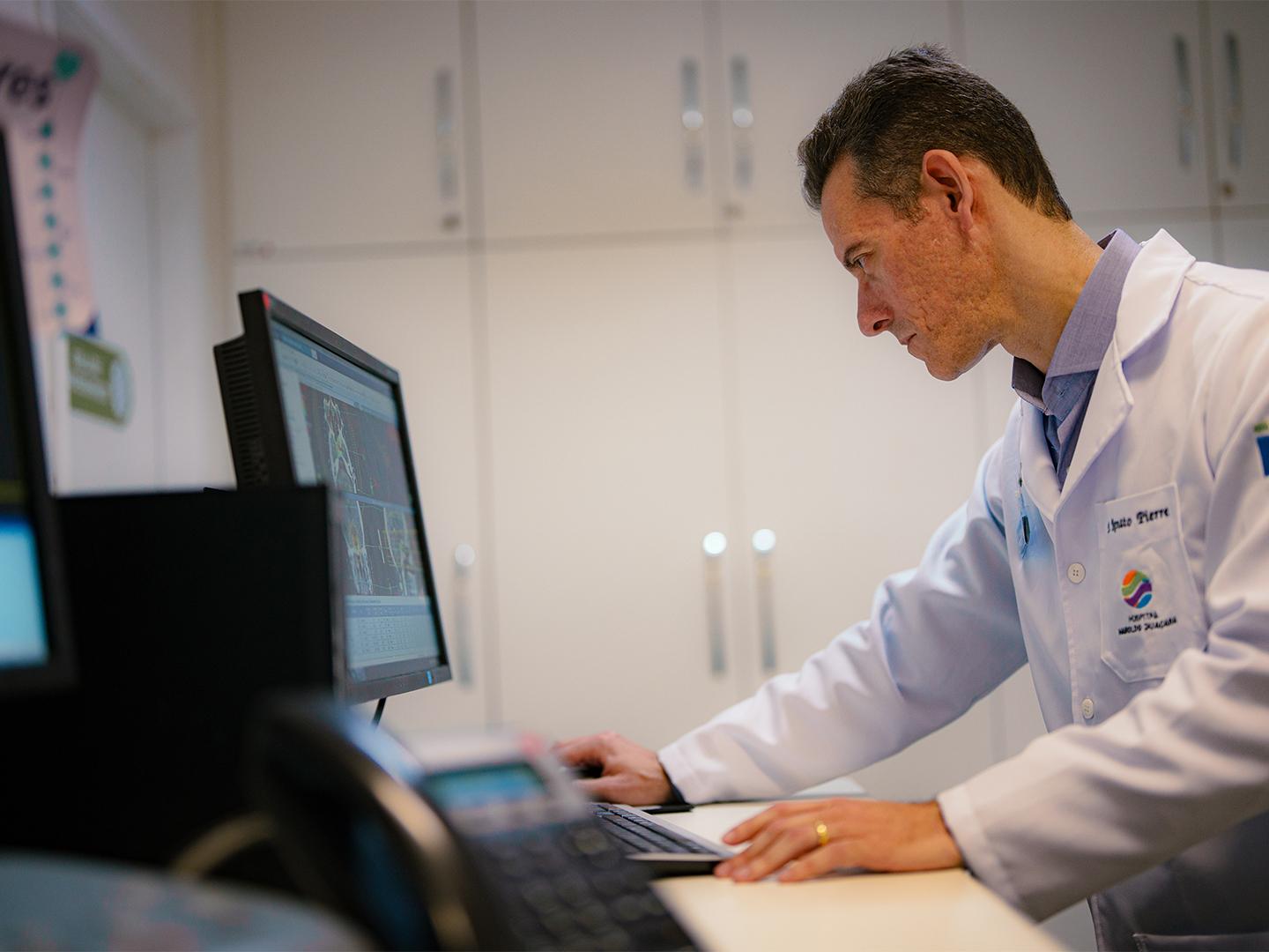 Renato Pierre, MD, wertet klinische Bilder aus