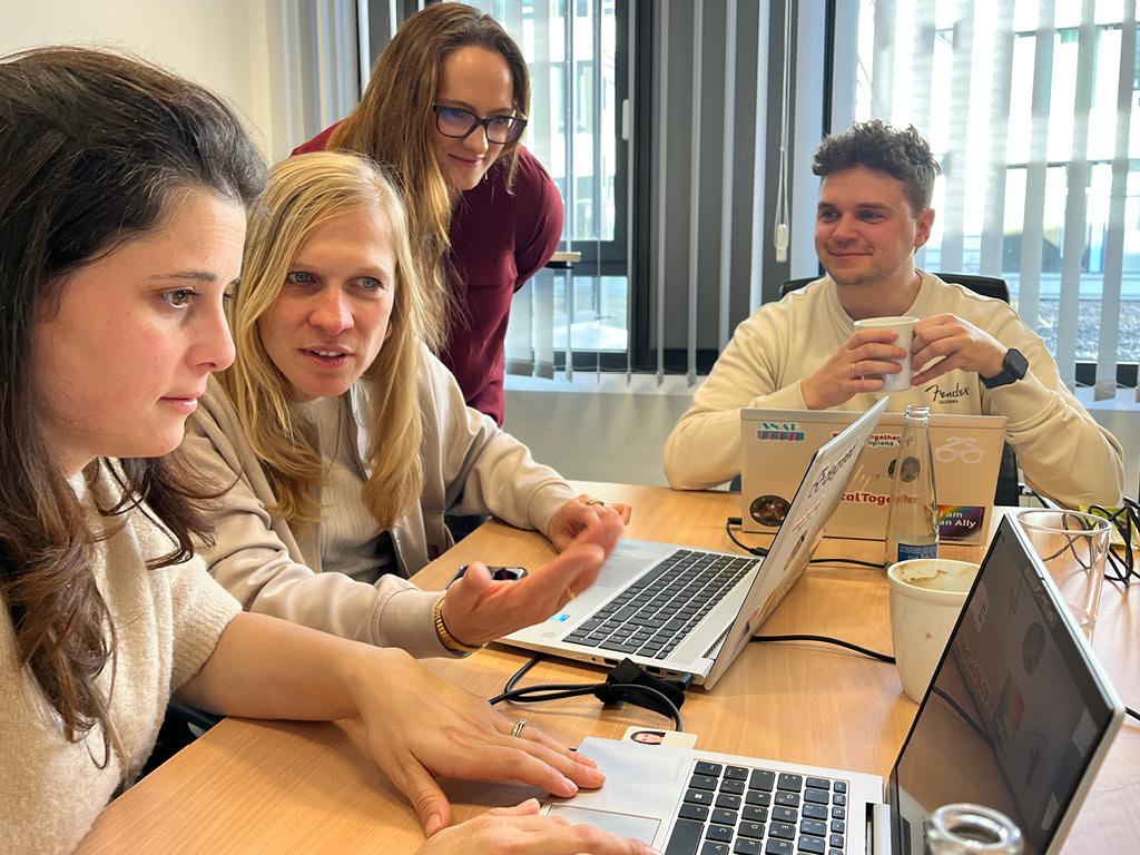 Vier Healthineers arbeiten zusammen